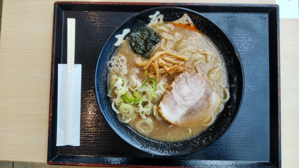 「醤油豚骨ラーメン 並」@六厘舎 羽田空港店の写真