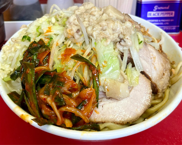 「冷や汁なしツナたまFIRE FIRE 麺増し ピリ辛にらだれ」@ラーメン二郎 中山駅前店の写真