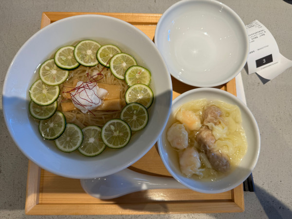 「限定すだちそば」@ワンタン麺専門店 たゆたふの写真