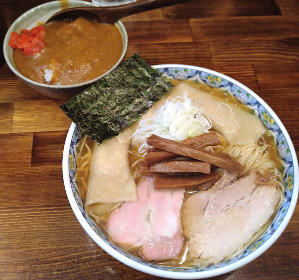 「奈つやのもちもち雲呑中華そば 1150円 茶碗カレー 300円」@奈つやの中華そばの写真