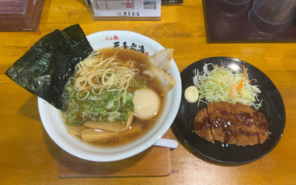 「醤油らぁめん 豚とんかつ」@らぁ麺 天香無滴の写真