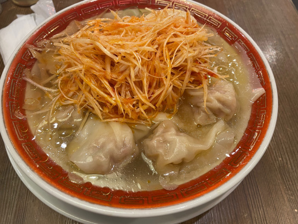 「辛味ネギ塩肉汁雲呑麺」@広州市場 田町店の写真