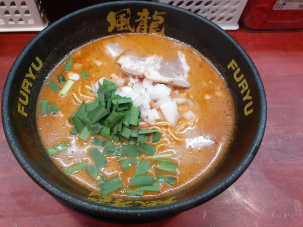 「辛ラーメン、替玉２玉」@とんこつラーメン 博多風龍 渋谷店の写真