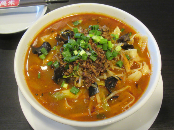 「麻辣刀削麺（880円）」@香港料理 萬来の写真