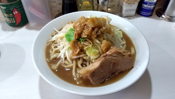 「国産豚ラーメン　ミニ(３００g)（８８０円）+生卵（５０円）」@豚仙人 中山店の写真