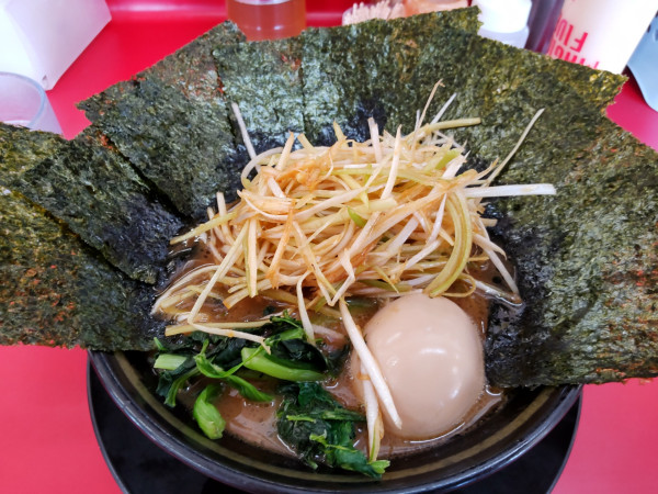 「ネギラーメン＋のり、味玉」@家系ラーメン 王道 いしいの写真