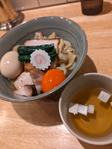 「油そば(味玉入り)出しスープ付き」@だしと麺 遊泳の写真