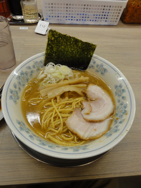 「豚骨醤油ラーメン1000円」@麻布ラーメン 慶応三田店の写真