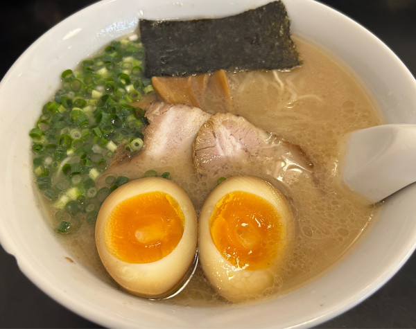 「特製らーめん＋醬蛋＋半ライス」@らーめん 茂木の写真