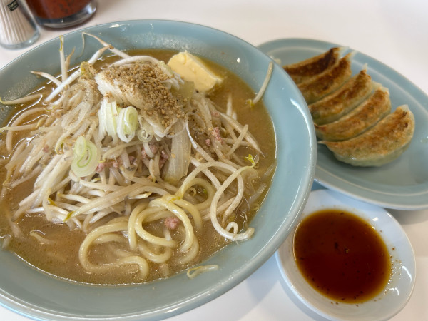 「味噌バターラーメン850円、餃子350円」@えぞっ子 見和店の写真