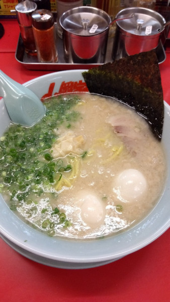 「プレミアム塩とんこつラーメン+クーポン味付け玉子」@ラーメン山岡家 千葉鎌ヶ谷店の写真