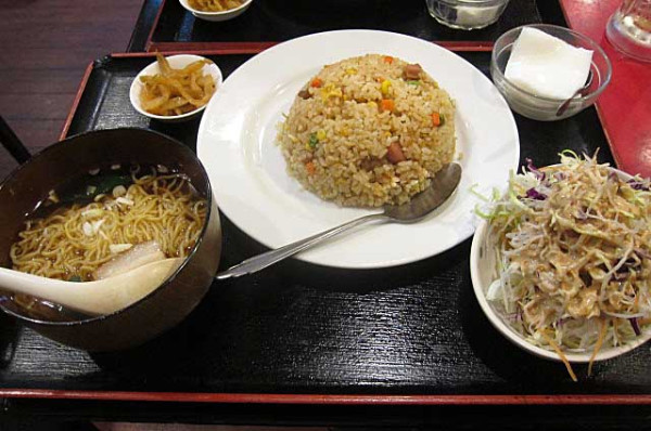 「五目チャーハンの定食　800円＋生野菜サラダ　100円」@花彫酒家の写真