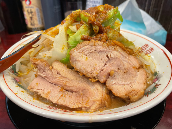 「プチカレっ豚¥950野菜マシ、油マシ、オマケ」@ぶっ豚 京王稲田堤店の写真