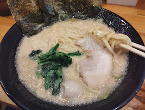 「ラーメン醤油並(かため)(800)」@らーめんダイニング満月 鶴ヶ峰店の写真
