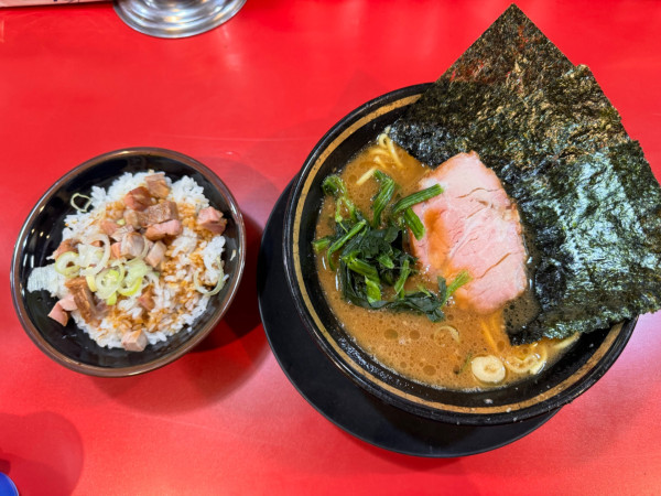 「ラーメン➕賄いめし」@家系ラーメン とらきち家の写真