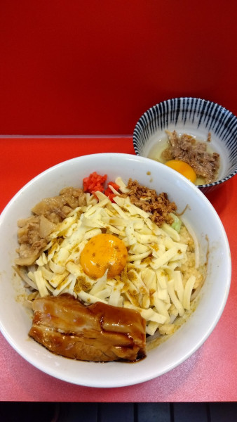 「チーズカレーまぜそば+チーズ+ほぐし豚入り生卵」@まぜそばマゼロー 船橋店の写真