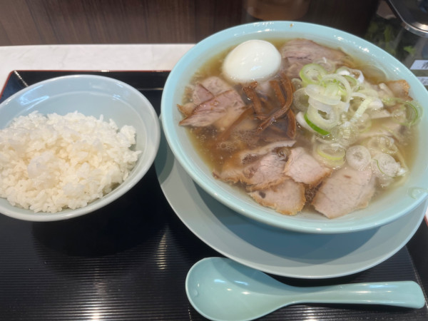 「茹で卵中華そば　めし」@新橋ニューともちんラーメン 川崎駅前店の写真