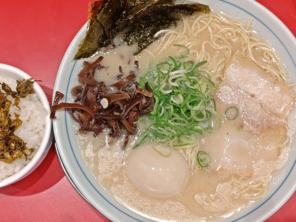 「本場博多ラーメン＋煮玉子＋のり」@本場博多ラーメン せまかっちゃん 神田店の写真
