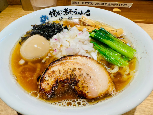 「厳選煮干し手もみ醤油らぁめん【1100円】」@焼あご煮干しらぁめん 碧猫の写真