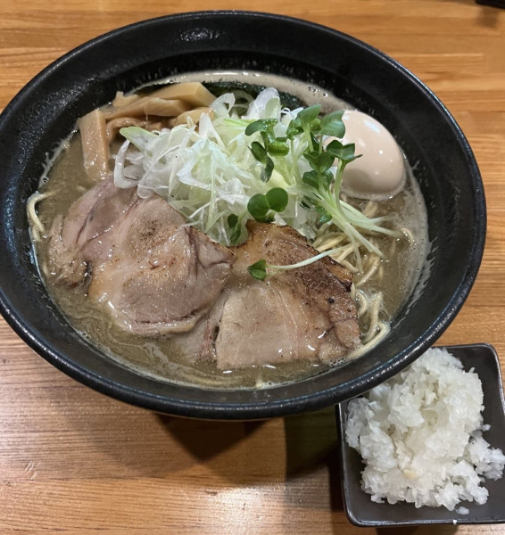 「メガ煮干しらーめん大盛(1000円)+味玉(100円)+タマネギ」@麺屋 ひな多の写真