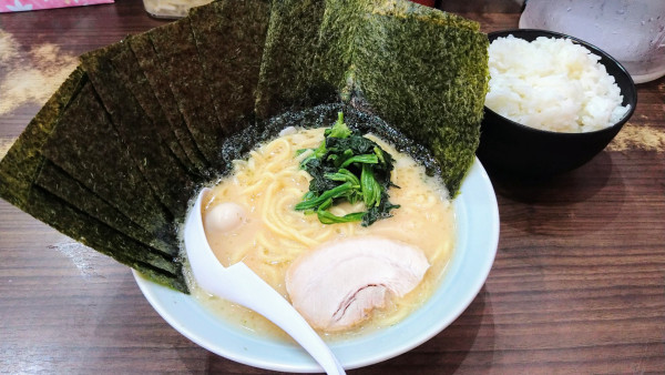 「のりスペシャルラーメン(麺硬め・味濃いめ)+ライス」@横浜家系らーめん 魂心家 藤沢店の写真