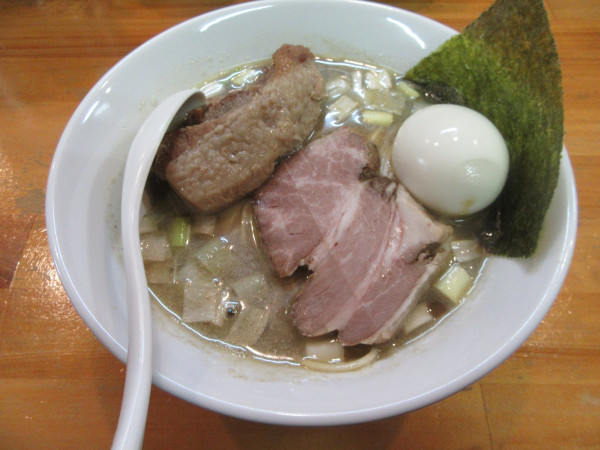 「煮干ソバ（９５０円）＋豚増し１５０円＋味玉１５０円」@煮干中華ソバ イチカワの写真