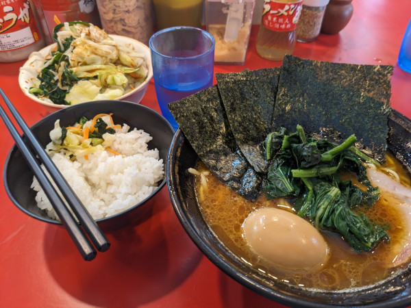 「ラーメン（固め・濃め）+野菜畑+味玉+ライス」@家系総本山 ラーメン吉村家の写真