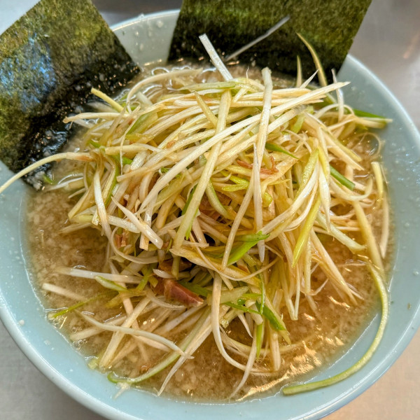 「ネギラーメン 840円＋ネギ増し 200円」@ラーメンショップ 椿 玉造店の写真