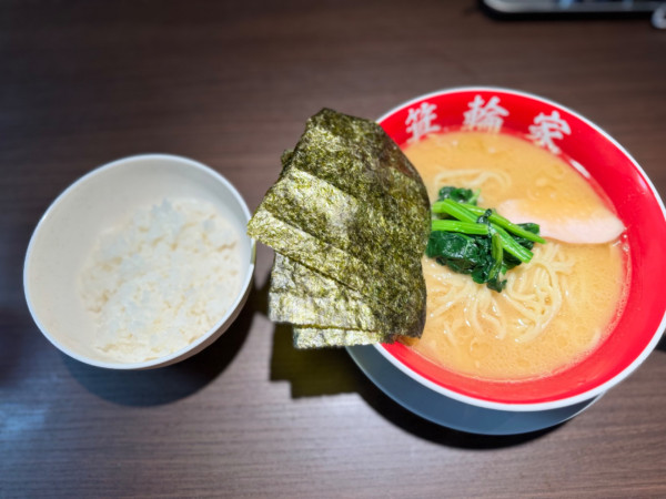 「らーめん500円(プレオープン価格)＋セルフ無料ライス」@箕輪家鶏 西荻窪店の写真