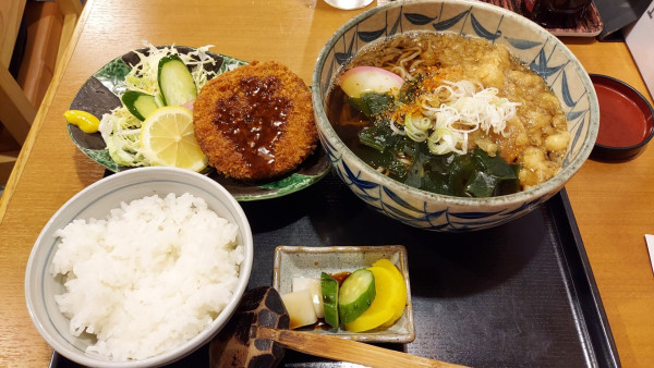 「メンチカツセットのたぬき蕎麦 950円」@そば処 大橋屋の写真