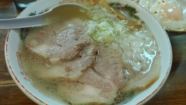 「朝メニュー　国産肩チャーシュー麺　塩」@らあめん 寸八 総本店の写真