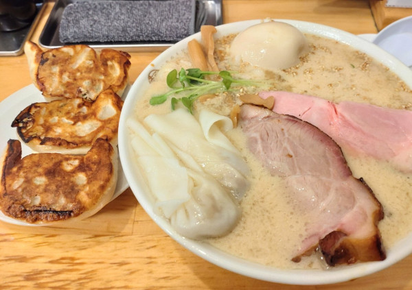 「ごまらーめん＋特製トッピング＋餃子３個」@一乃胡の写真