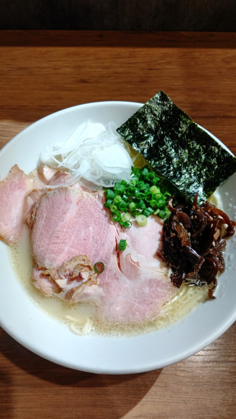 「鶏ノ白湯　1350円」@煮干拉麺 小烏丸 問屋町店の写真