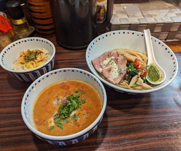 「濃厚海老トマト味噌つけ麺+焼チーズバジル海老ご飯」@らー麺 あけどやの写真
