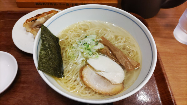 「純鶏らーめん塩+しそ餃子3個」@麺処直久 鷺沼店の写真