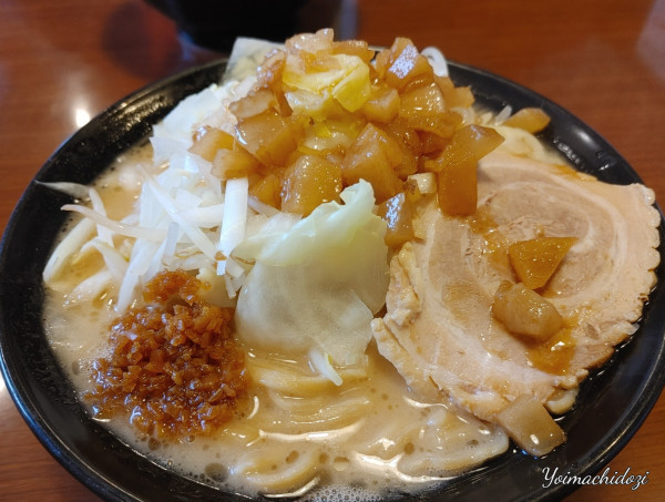 「家二郎、ご飯＆生卵（無料）」@横濱家系ラーメン 茜家の写真