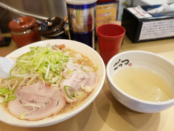 「フィーバータイム しょうゆラーメン 中太麺 大盛＋割スープ」@超ごってり麺 ごっつ 秋葉原店の写真
