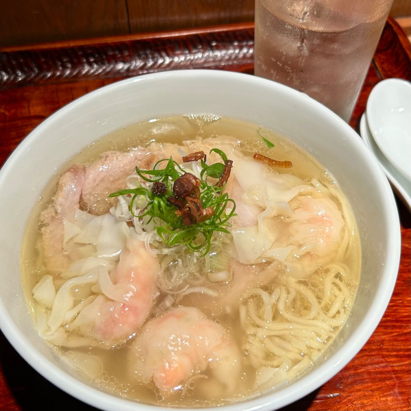 「海老雲呑麺（３ケ入り）塩＋ハイボール」@らー麺 本間の写真