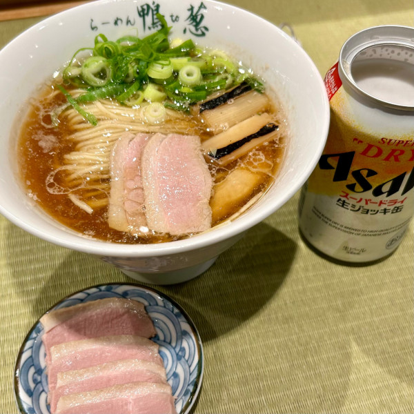 「鴨コンフィ麺（丸太白葱・九条ネギ）＋生ジョッキ缶」@らーめん 鴨to葱 イイトルミネ新宿店の写真