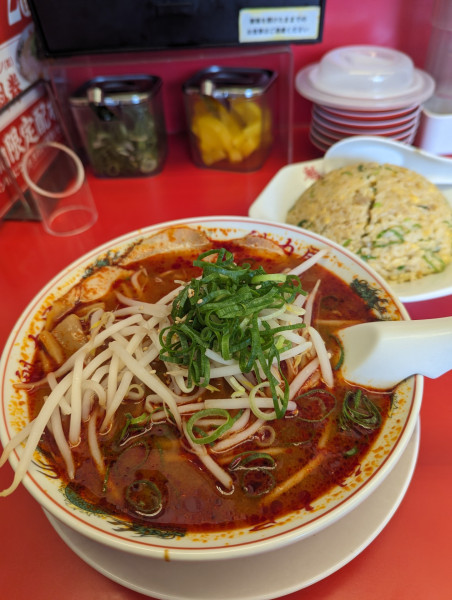 「辛みそラーメン(辛さ3倍)焼きめし定食大」@ラーメン魁力屋 宮前店の写真