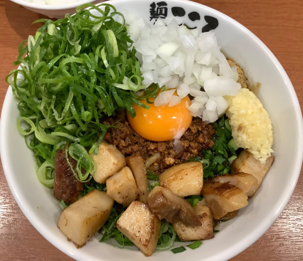 「九条ネギ増し台湾混ぜそば　大盛　＋　コロチャー　＋　タマネギ」@麺屋こころ 六角橋店の写真