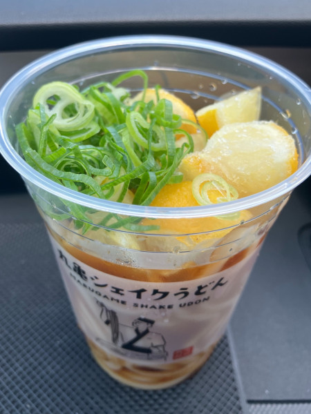 「凍らせ塩レモンシェイクうどん490円」@丸亀製麺 千葉ニュータウン中央の写真