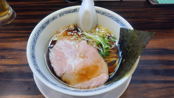 「醤油（太麺）」@稲荷屋の写真