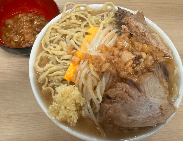 「ラーメン（400g）＋チーズ」@ラーメン荘 歴史を刻め 世田谷店の写真