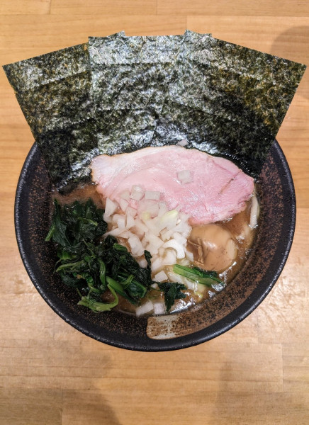 「醤油ラーメン+燻煙味玉+玉ネギ」@麺家 燻の写真
