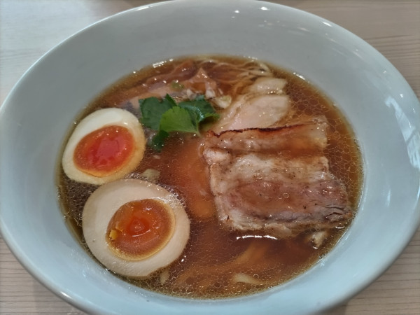 「味玉しょうゆらーめん」@らーめん藁の写真