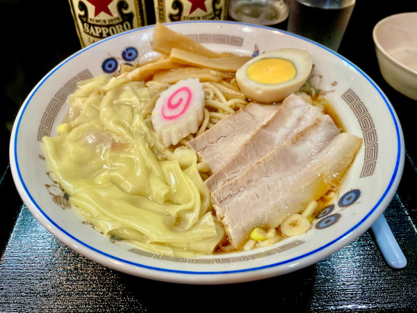 「サッポロ赤星２本＋チャーシュー皿→ ワンタン麺」@中華そば 下連雀の写真