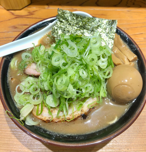 「濃厚チャーシュー中華蕎麦 九条ネギ 味玉 和え玉 1500+10」@中華蕎麦 ひら井の写真