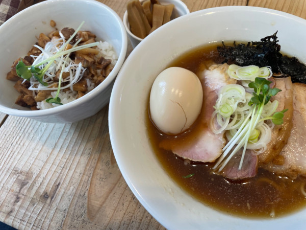 「特製煮干ソバ＋チャーシューごはん 小（1650円）」@The Noodles & Saloon Kiriyaの写真