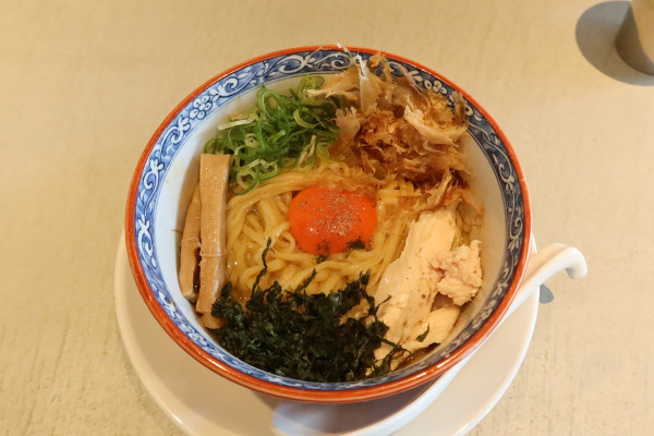 「自家製蒸鶏の卵かけ麺 TKM￥８５０」@ワンタン麺専門店 たゆたふの写真